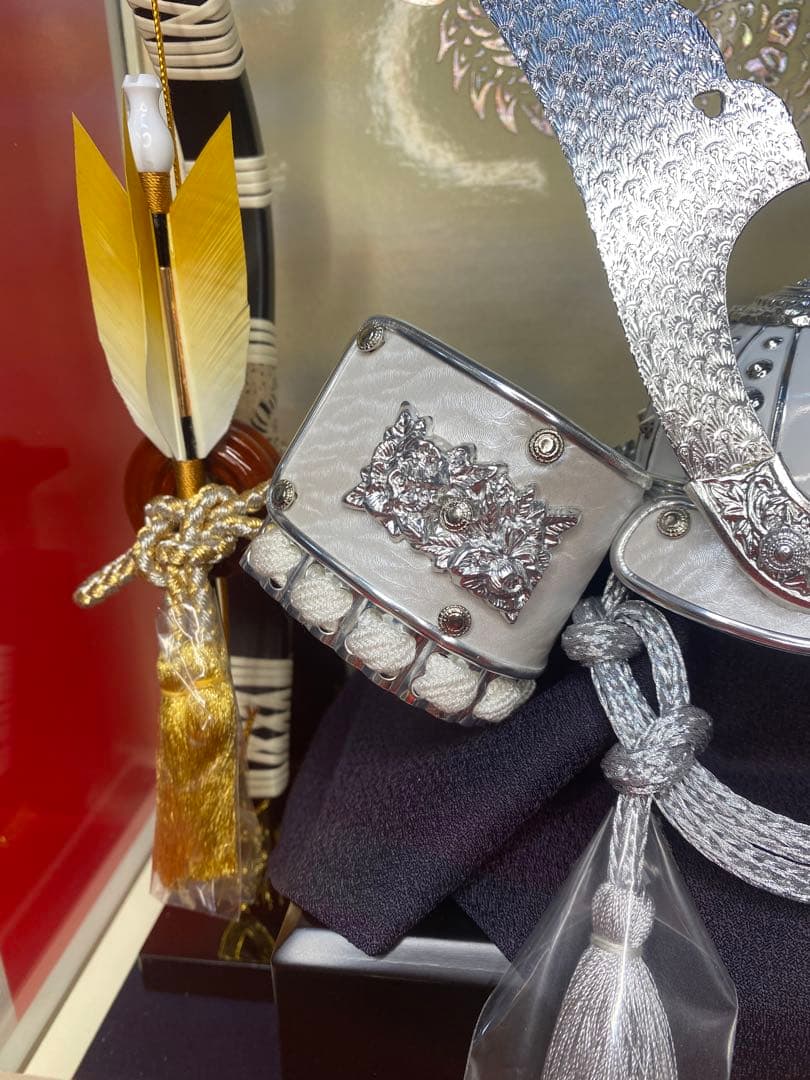 東京久月　五月人形　シルバー兜飾り　白塗りガラスケース入