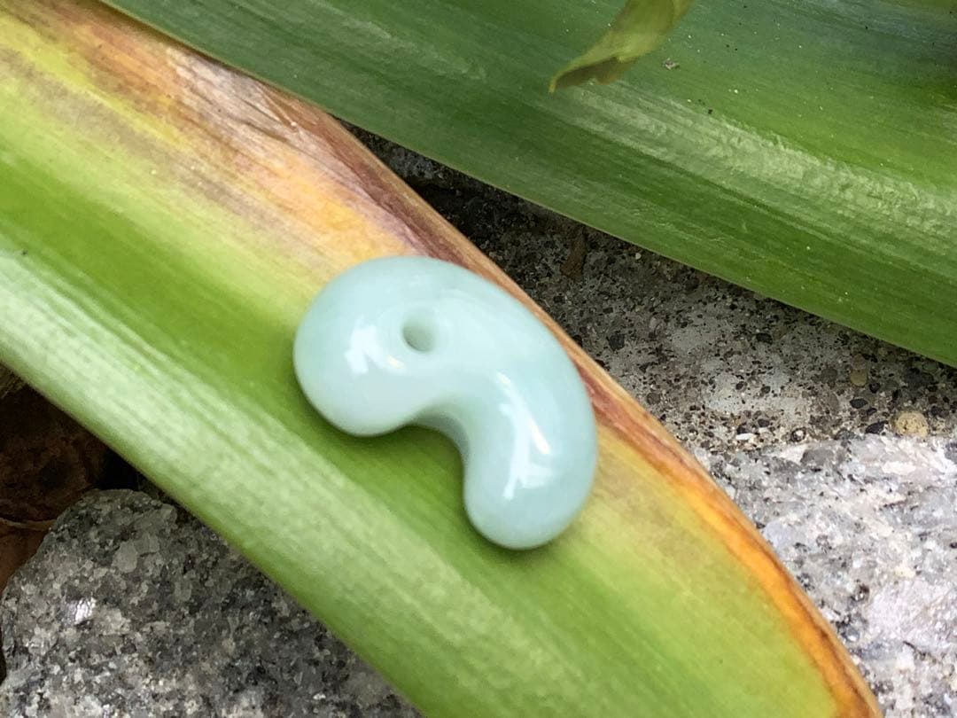 ✳本物の守護石をお身近に‼️ 出雲型糸魚川翡翠勾玉50万円以上の端材使用　鑑別書付