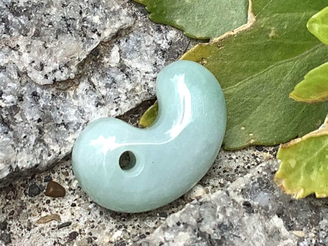 ✳本物の守護石をお身近に‼️ 出雲型糸魚川翡翠勾玉50万円以上の端材使用　鑑別書付