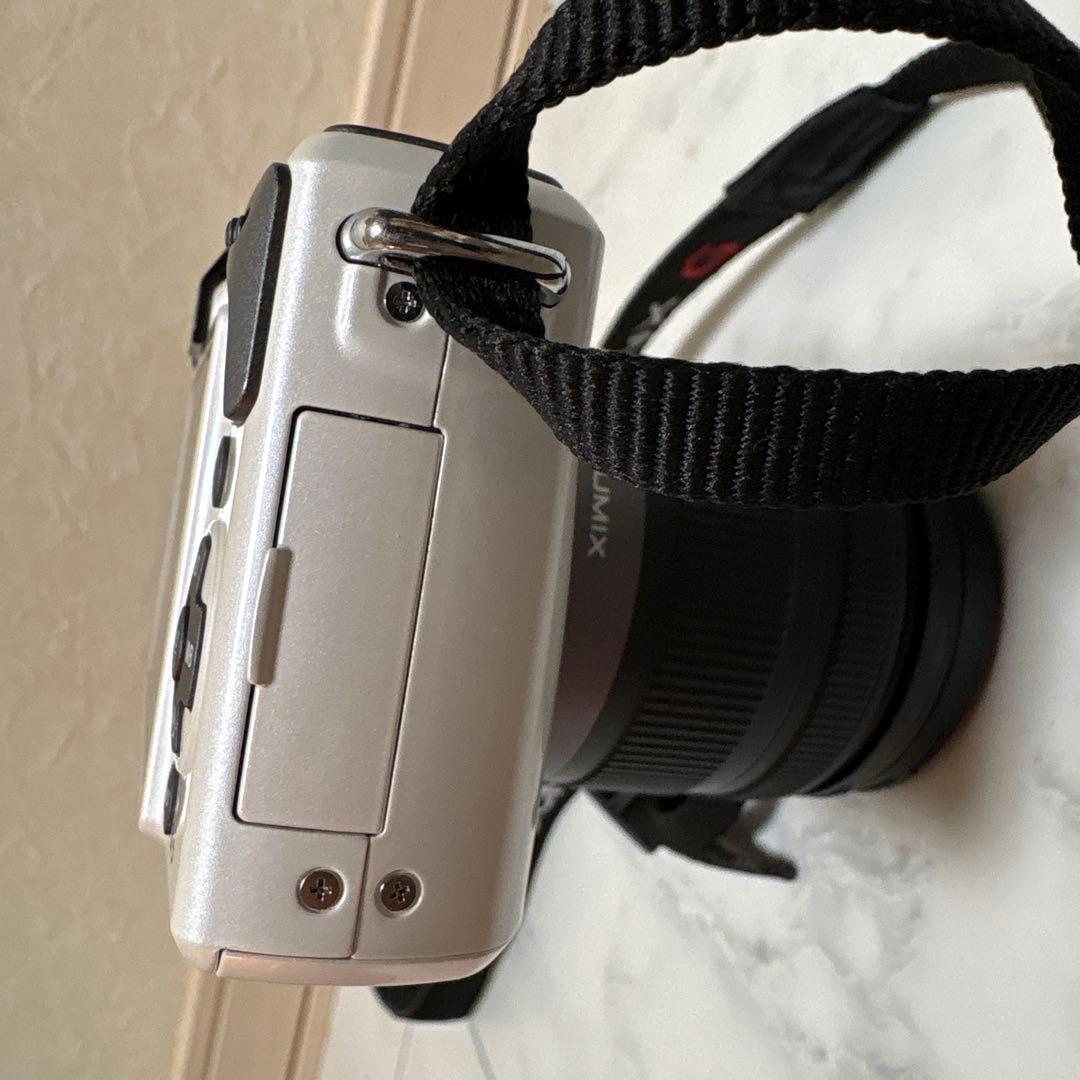 デジタル一眼カメラ　DMC-GF2W Panasonic LUMIX