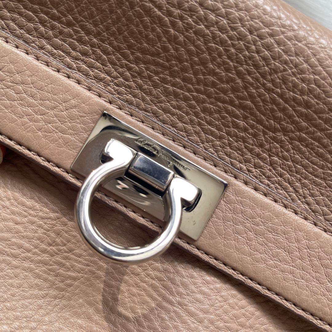 フェラガモ ソフィア　ピンクベージュ