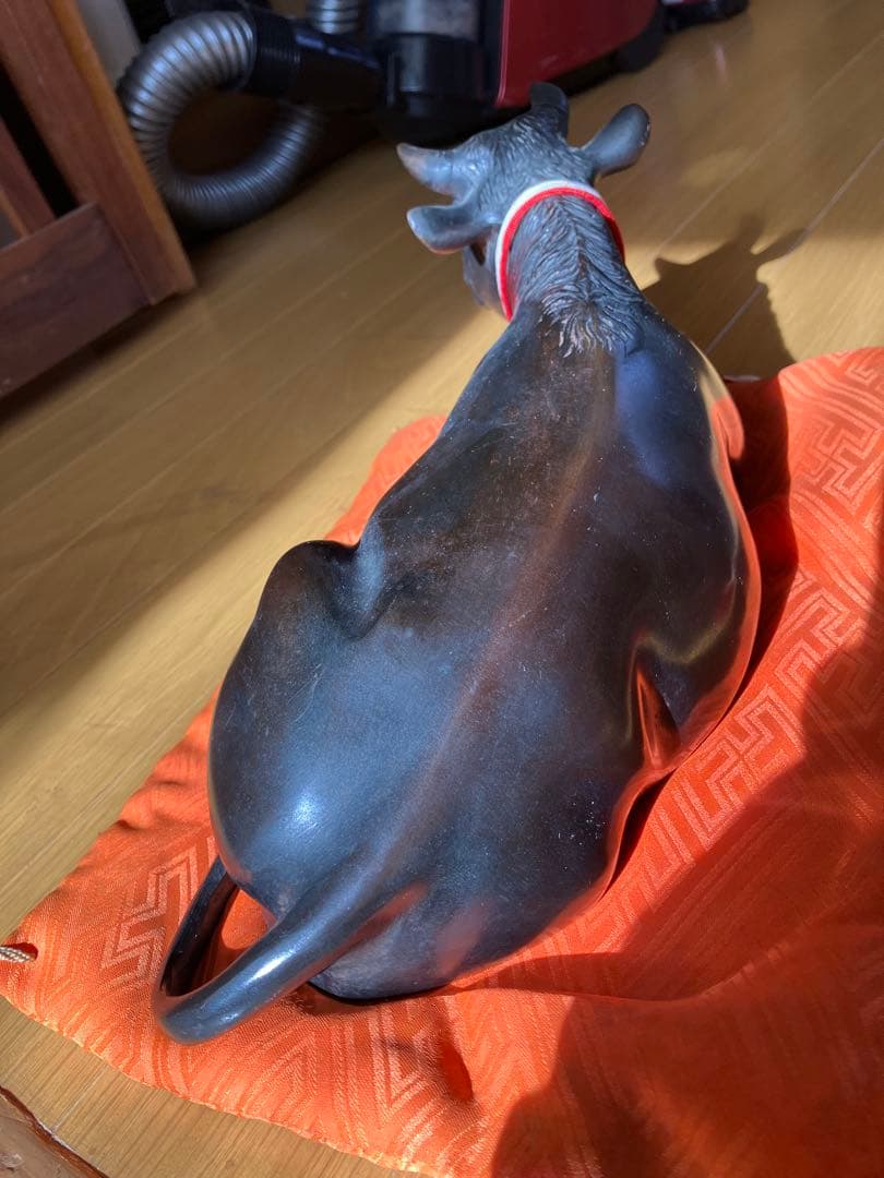 銅製 牛の置物 オレンジ色の敷物付き
