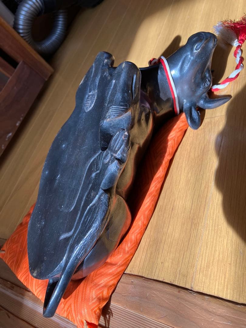 銅製 牛の置物 オレンジ色の敷物付き