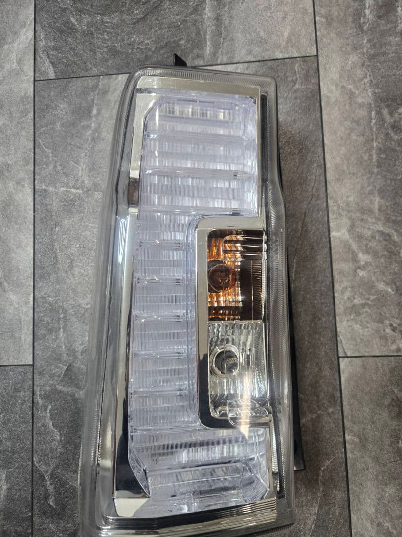 LA600S 　ダイハツ　タント　カスタム　テールランプ　助手席