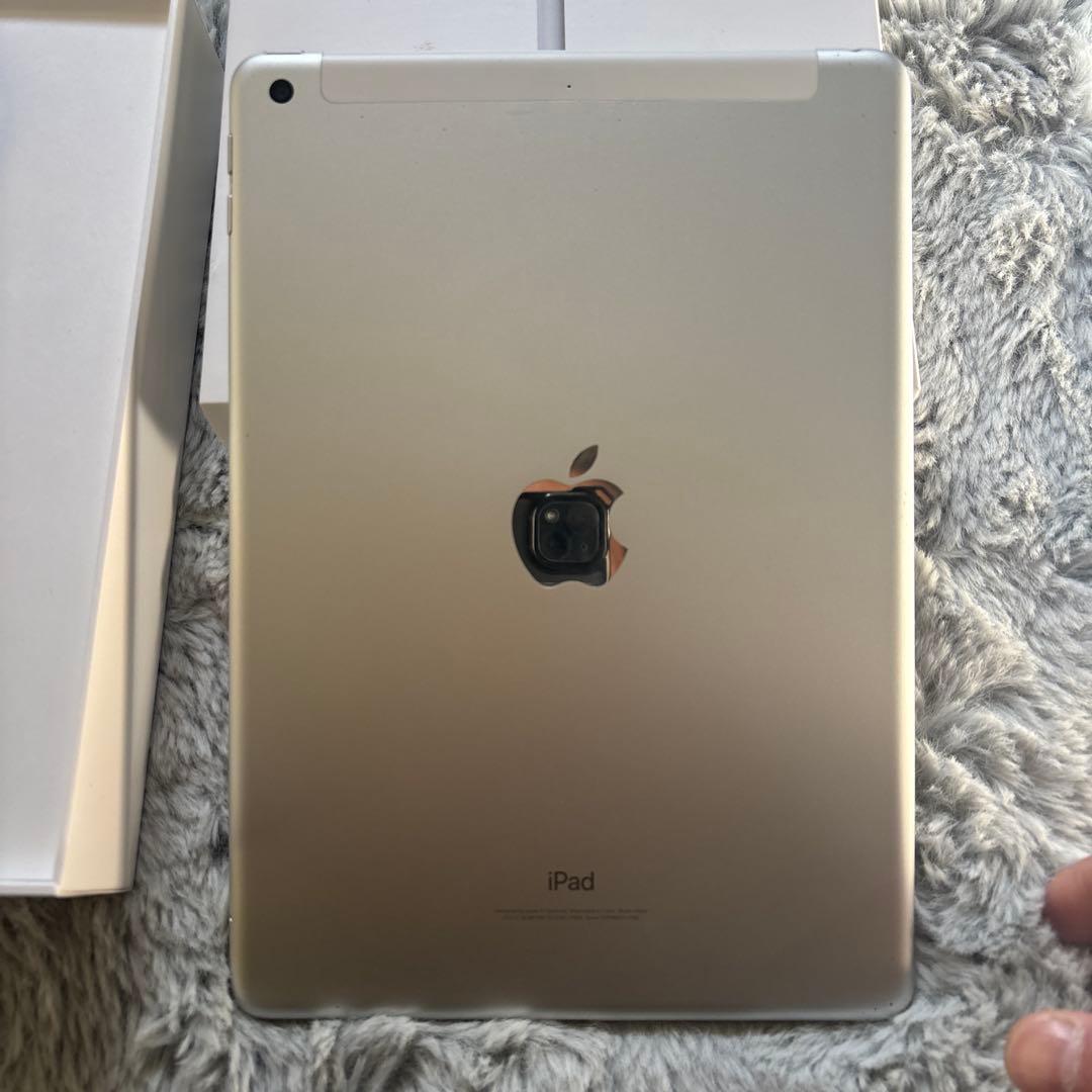 iPad 第6世代 Wi-Fi+Cellular 32GB シルバーSIMフリー