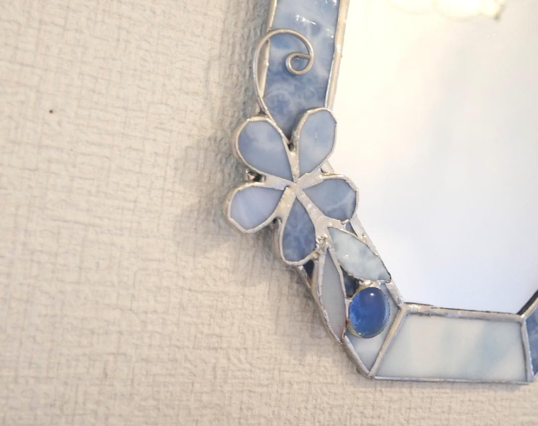 ✴︎:.。淡いブルーの八角形鏡♪　(size20㎝/max23）　ステンドグラス