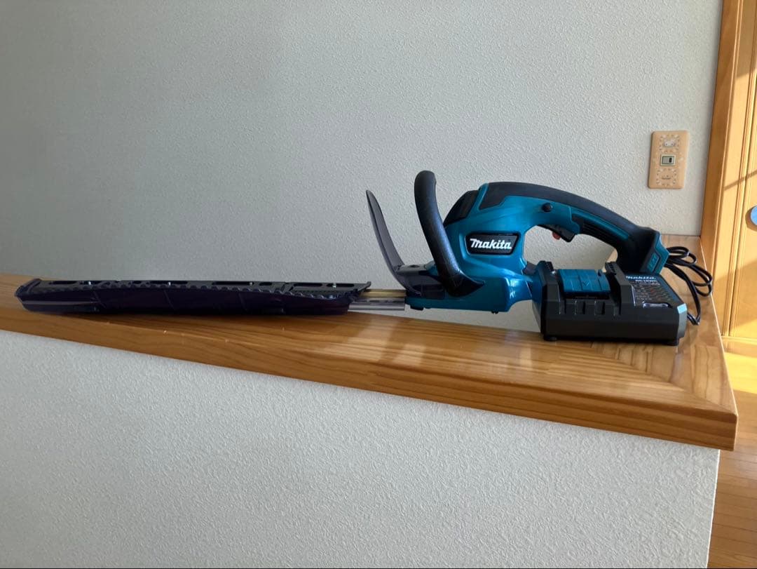 Makita MUH407D 芝刈り機 18V 充電器付き　バッテリーおまけ付き