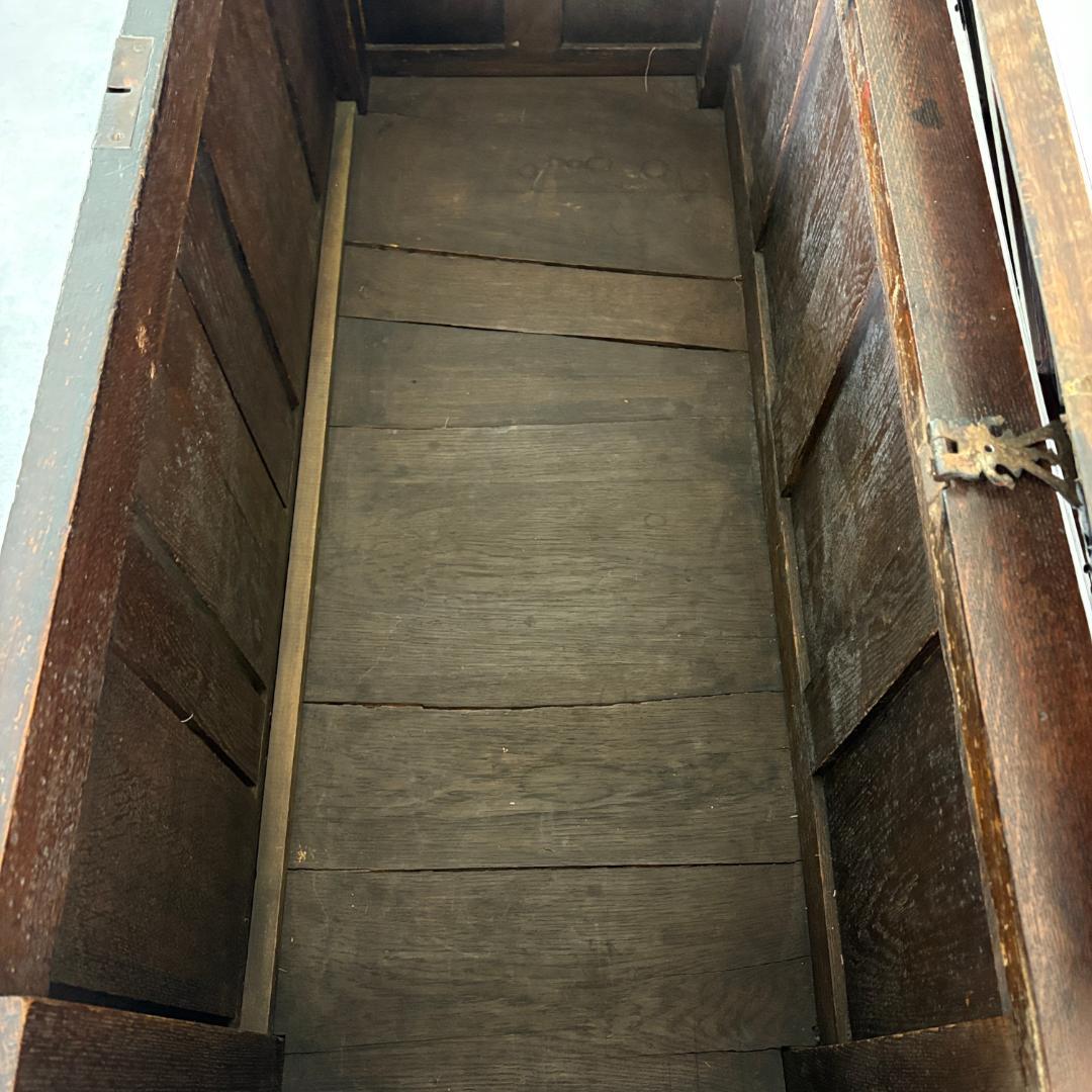 ゴシック様式　リネンフォールド　ブランケットボックス