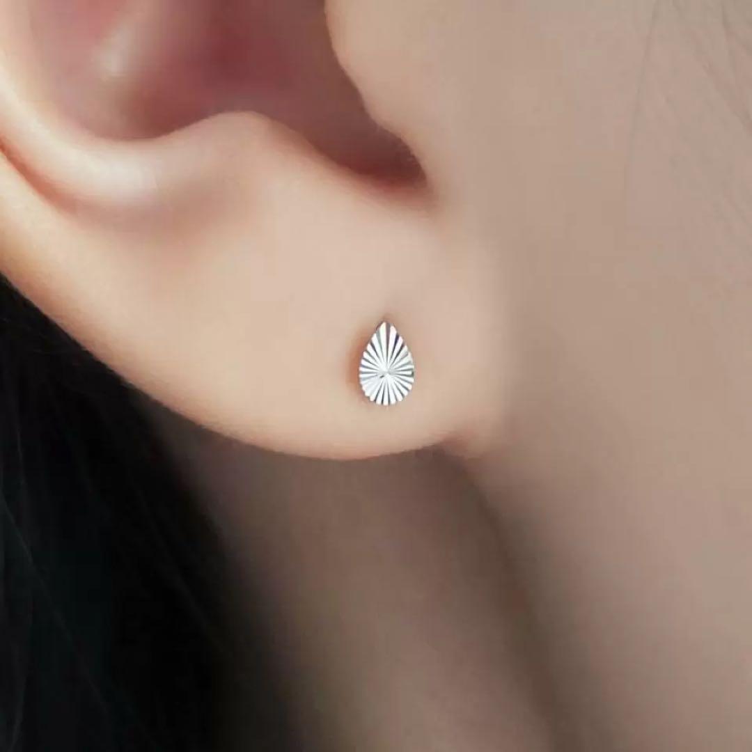 [ セカンドピアス] Ptシズクキラキラカットピアス