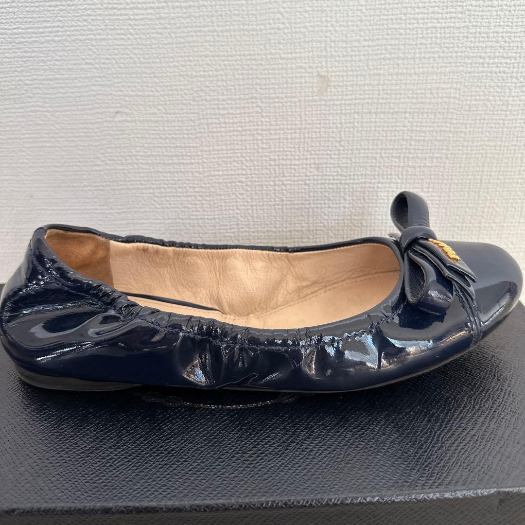 プラダバレエ型フラットシューズ リボン付き・パテント仕様