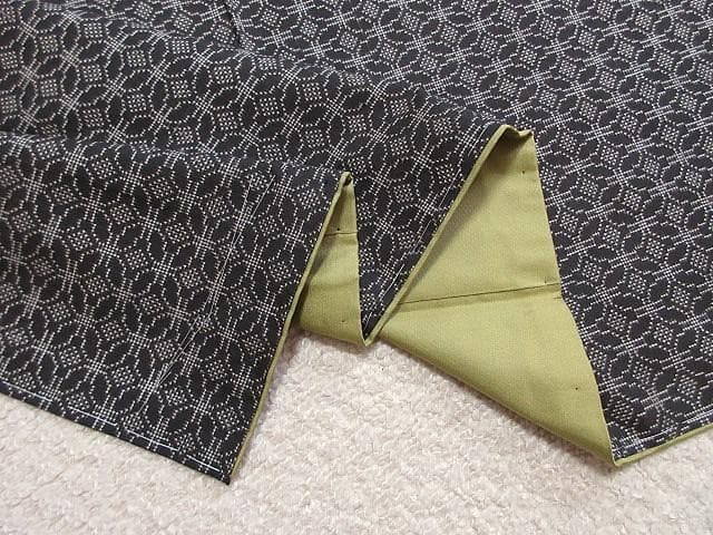 本場泥大島紬証明書：美品：七宝つなぎ模様：こげ茶：袷着物：しつけ糸：P33