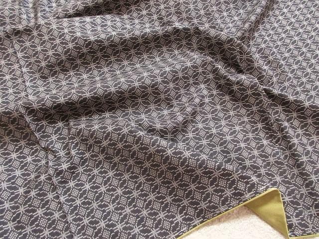 本場泥大島紬証明書：美品：七宝つなぎ模様：こげ茶：袷着物：しつけ糸：P33