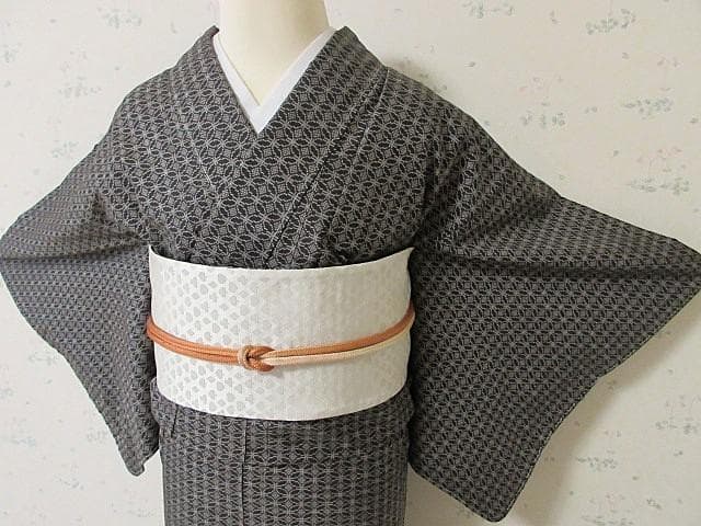 本場泥大島紬証明書：美品：七宝つなぎ模様：こげ茶：袷着物：しつけ糸：P33