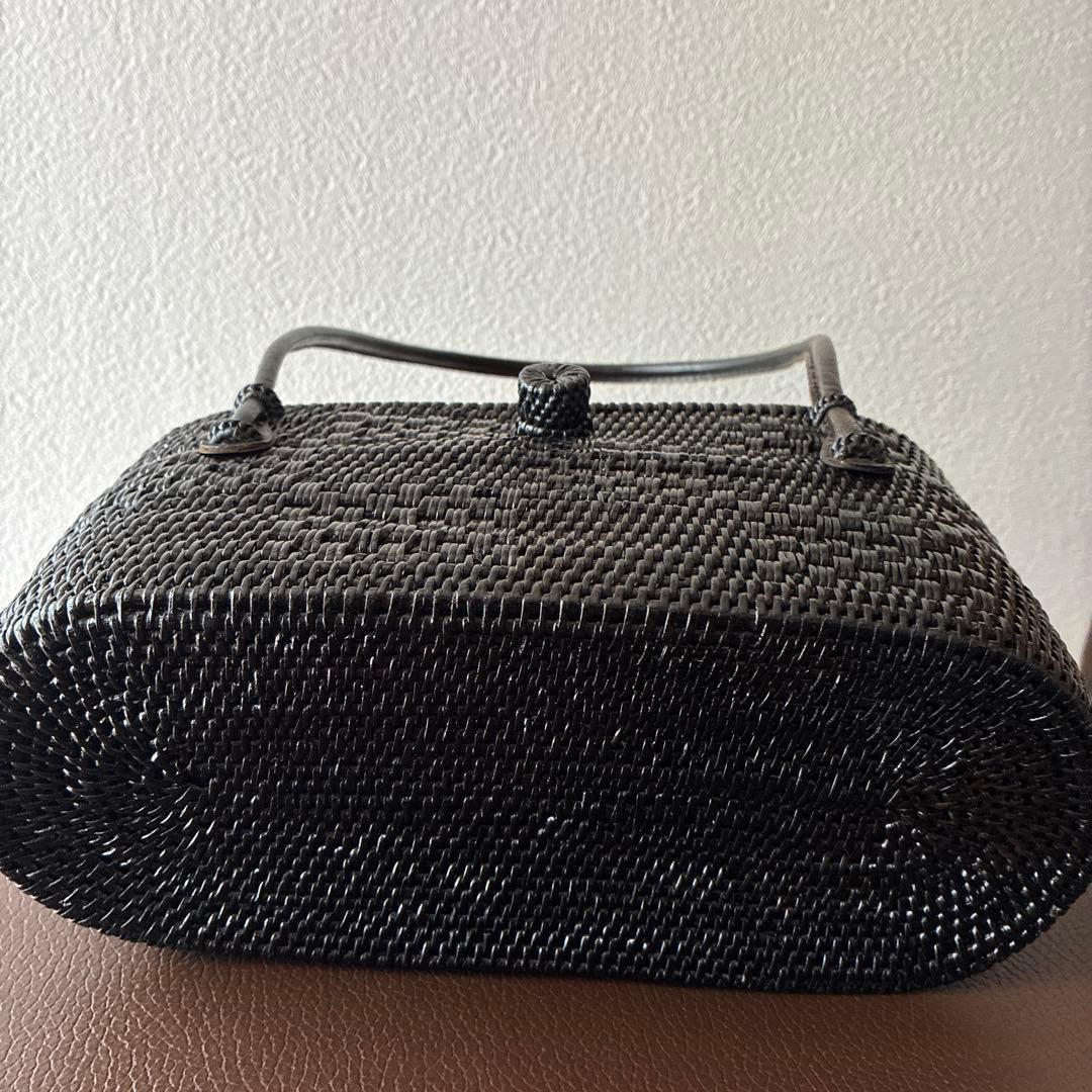 和装にも　籐と革　黒の蓋付きかごバッグ 中小型　アタバッグ