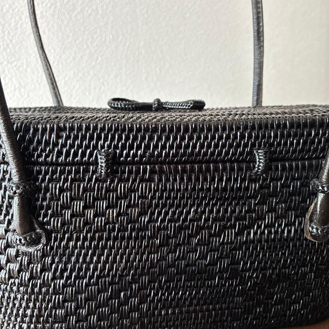 和装にも　籐と革　黒の蓋付きかごバッグ 中小型　アタバッグ