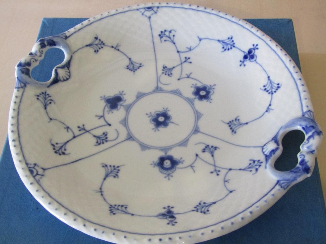 ロイヤルコペンハーゲン　Bing & Grøndahl 青い花柄皿 　希少品