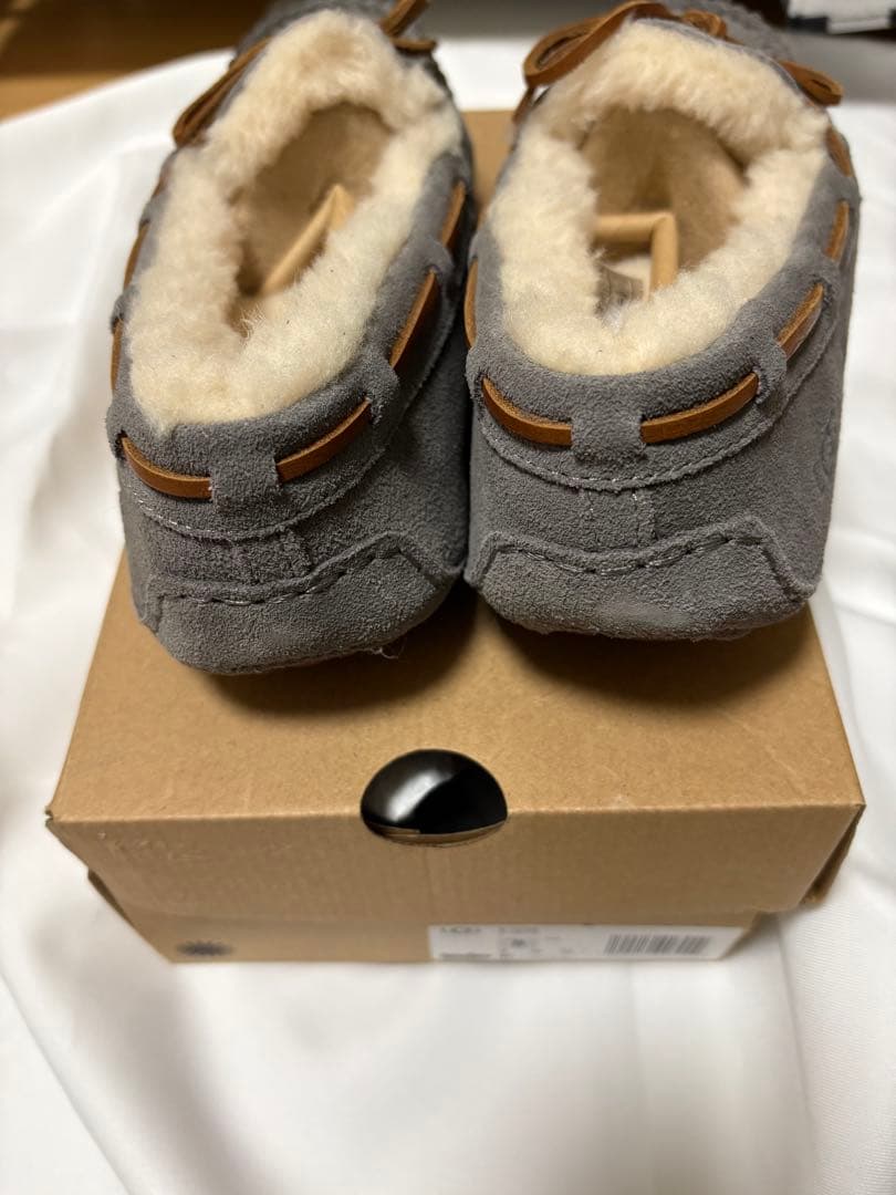 【未使用】UGG モカシン ムートン グレー系 25