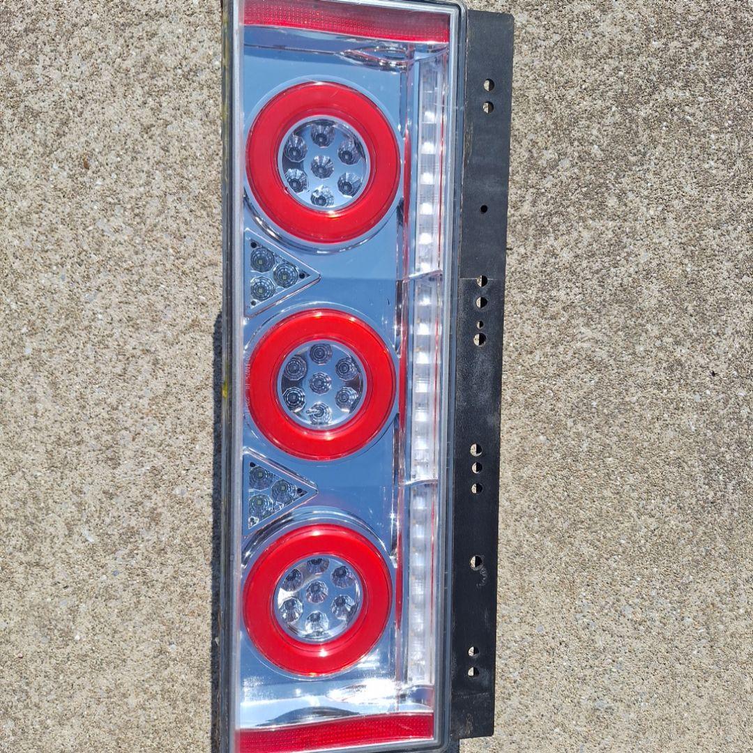 LEDテールランプ24v　　 クリア/レッド 左右セット