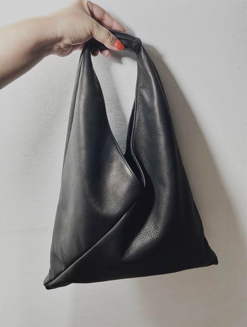 KURO/シルエットが美しい大人の牛革あずま袋　A4収納可　裏地付き　モノトーン