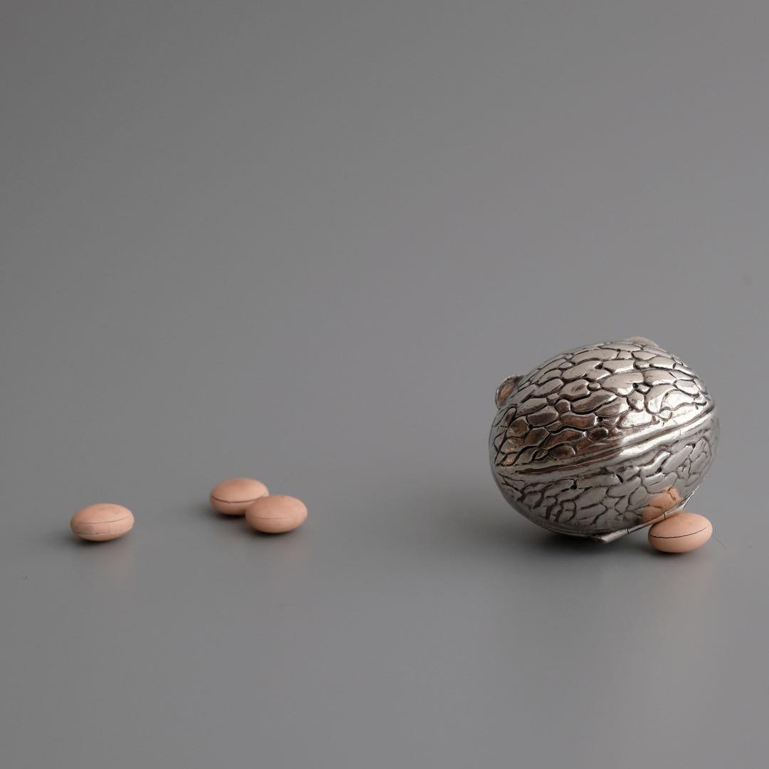 1950年代のヨーロッパ製、クルミ型のヴィンテージ純銀小物入れ