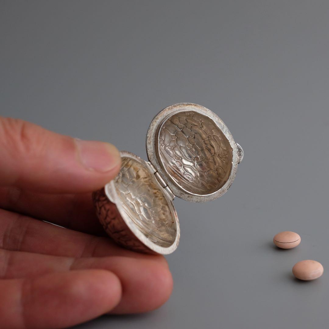 1950年代のヨーロッパ製、クルミ型のヴィンテージ純銀小物入れ