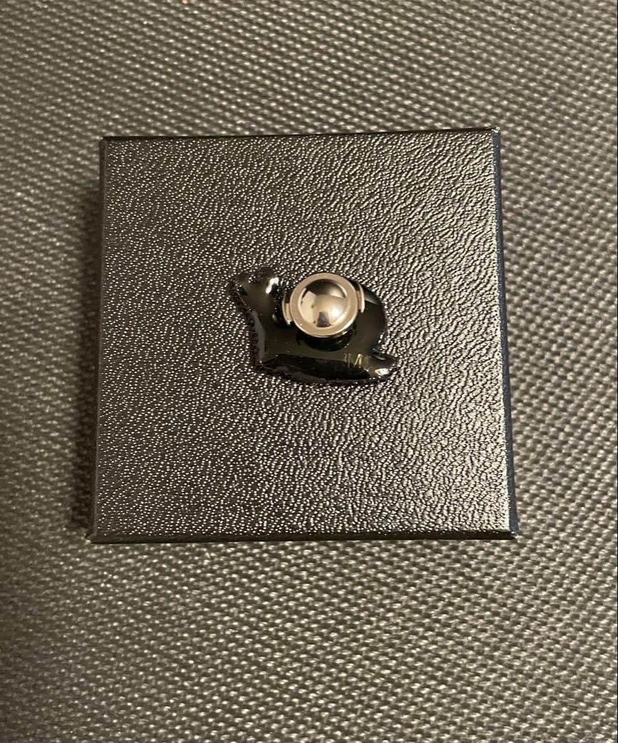 小林モー子さん ピンブローチ