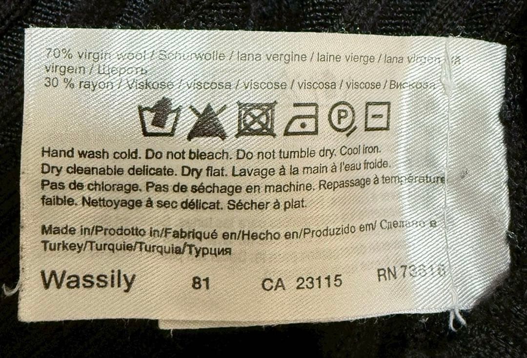 HUGO BOSS タートルネック　ニット　ブラック　ウール