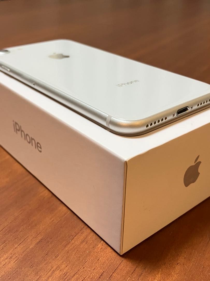 iPhone 8 シルバー（ホワイト）64GB SIMフリー 付属品付