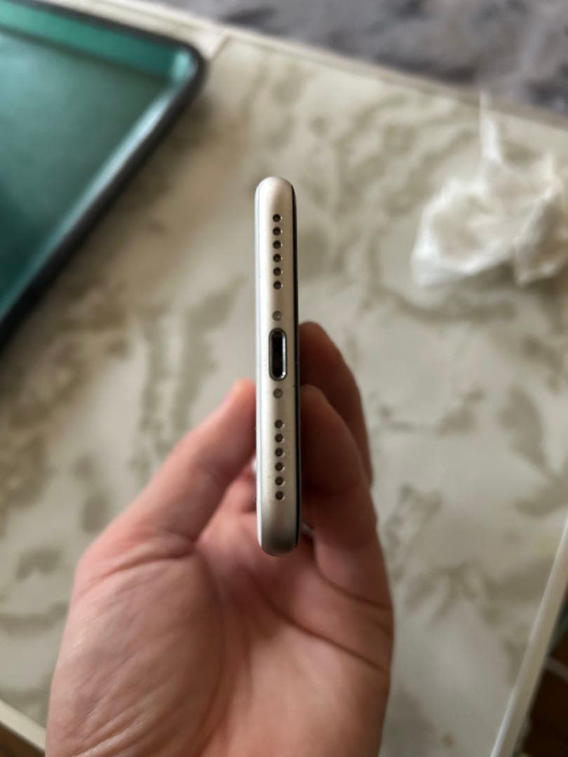 Apple iPhone SE（第3世代）ホワイト 本体