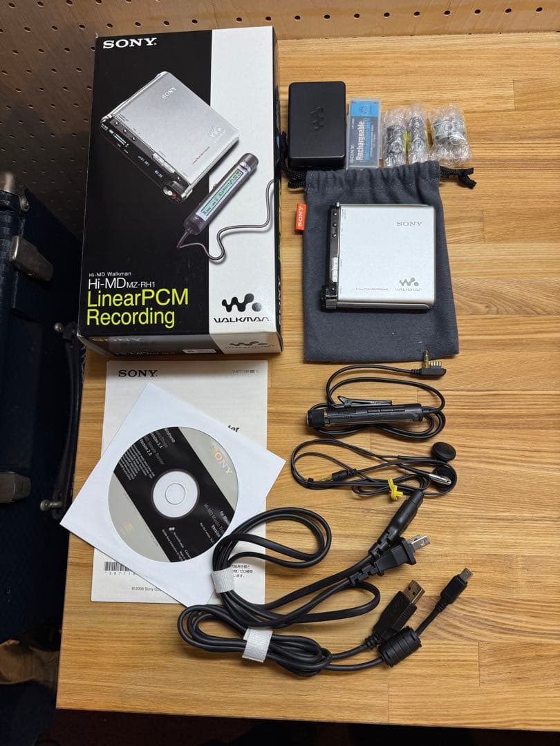 【希少・美品】SONY ソニー Hi-MD ウォークマン MZ-RH1　シルバー