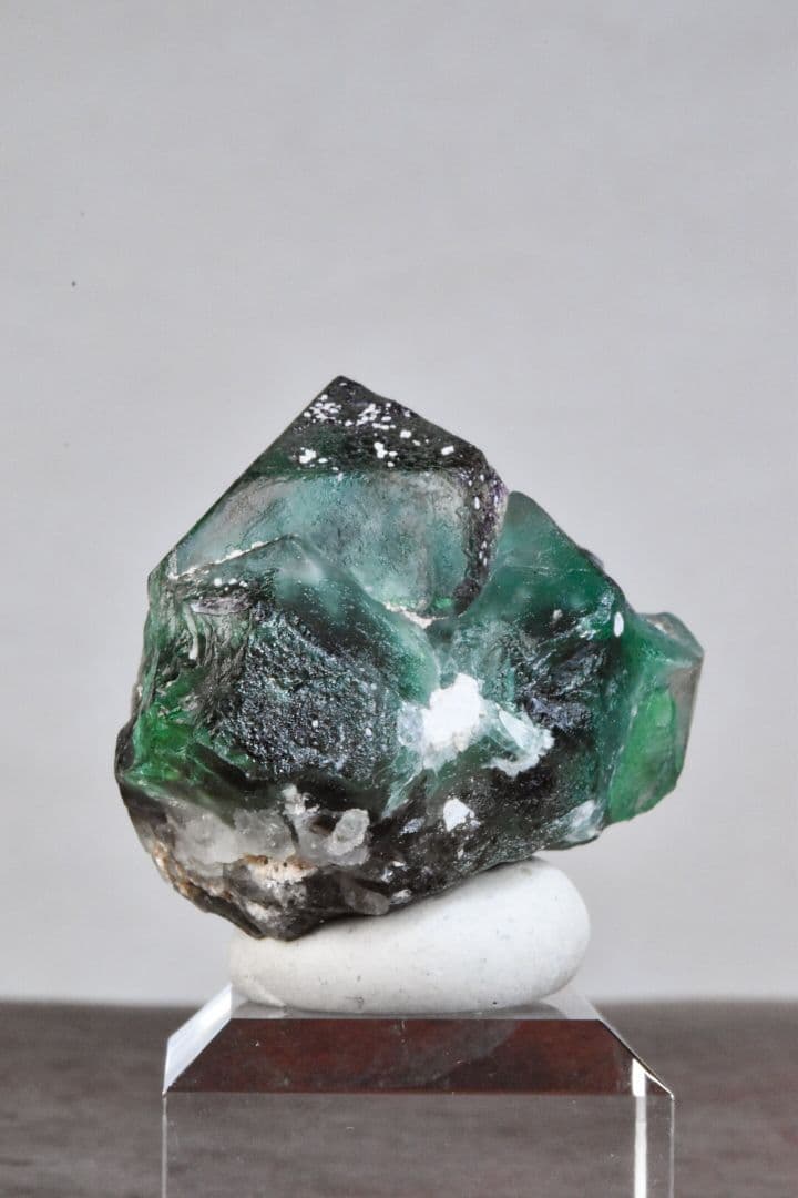 ナミビアエロンゴ産 グリーンブラックフローライト