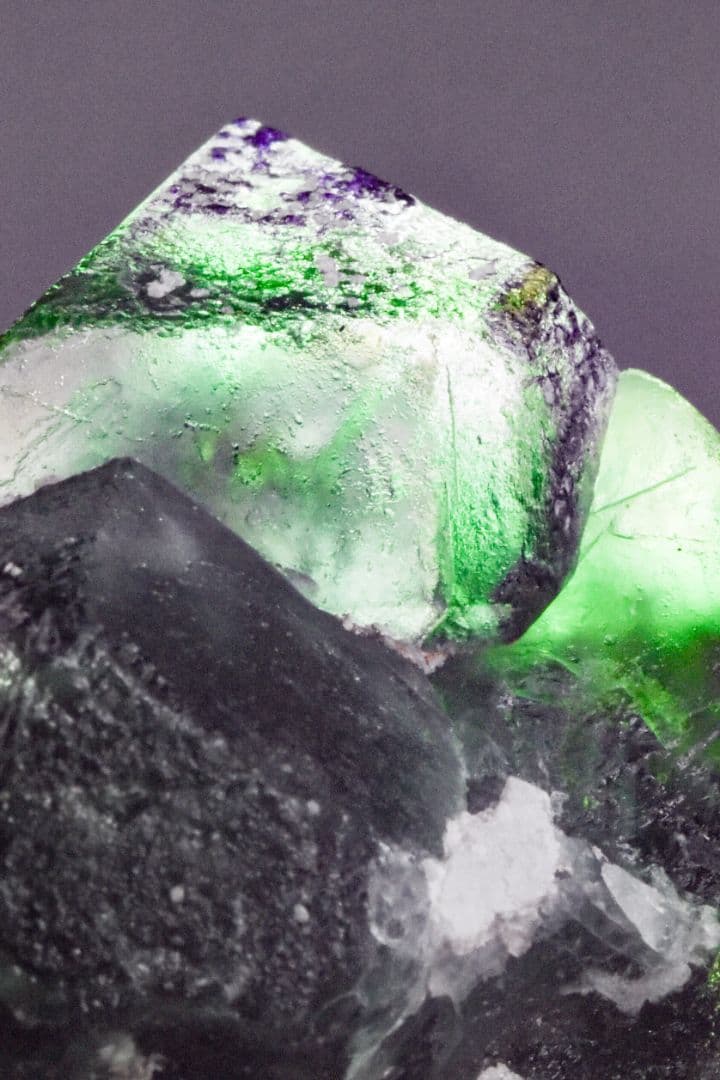 ナミビアエロンゴ産 グリーンブラックフローライト