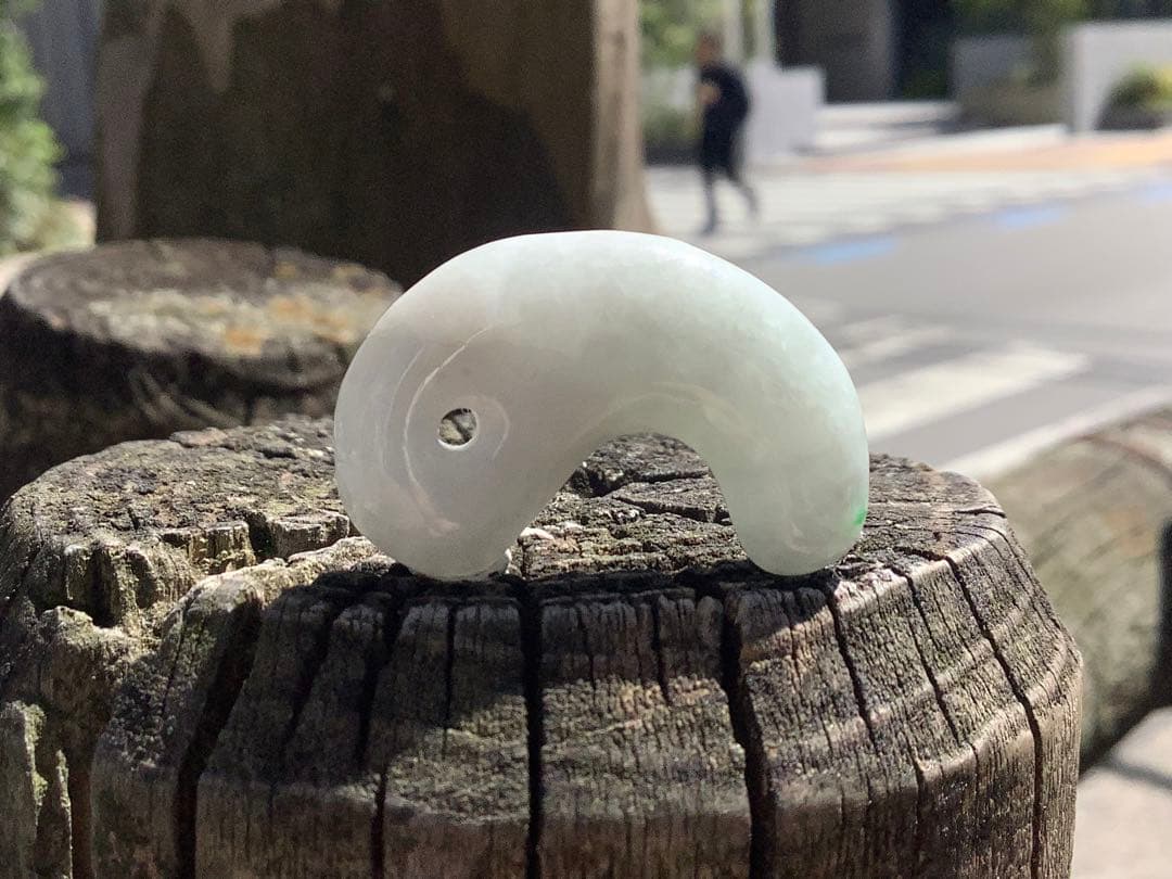 ✳限定卸し値段　極上氷紋様　糸魚川翡翠勾玉アイスジェイド プレゼント付　鑑別付