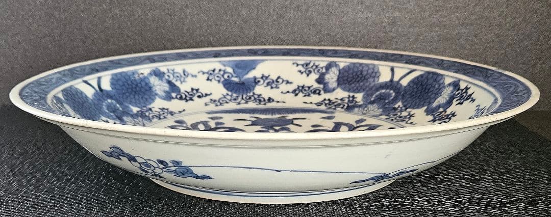 江戸時代前期～中期　藍九谷様式　染付　花籠手　花唐草文様　31.8cm　兜皿