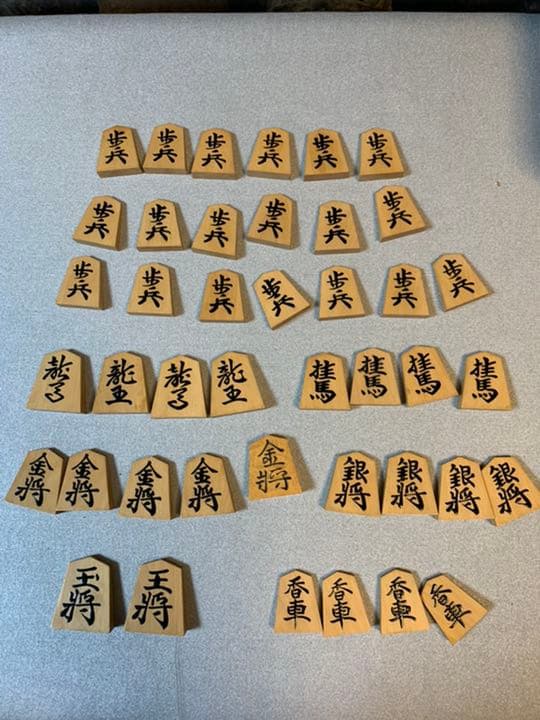 ▲松岳作錦旗島黄楊孔雀杢盛上将棋駒▲桐製平箱付　骨董品　希少品