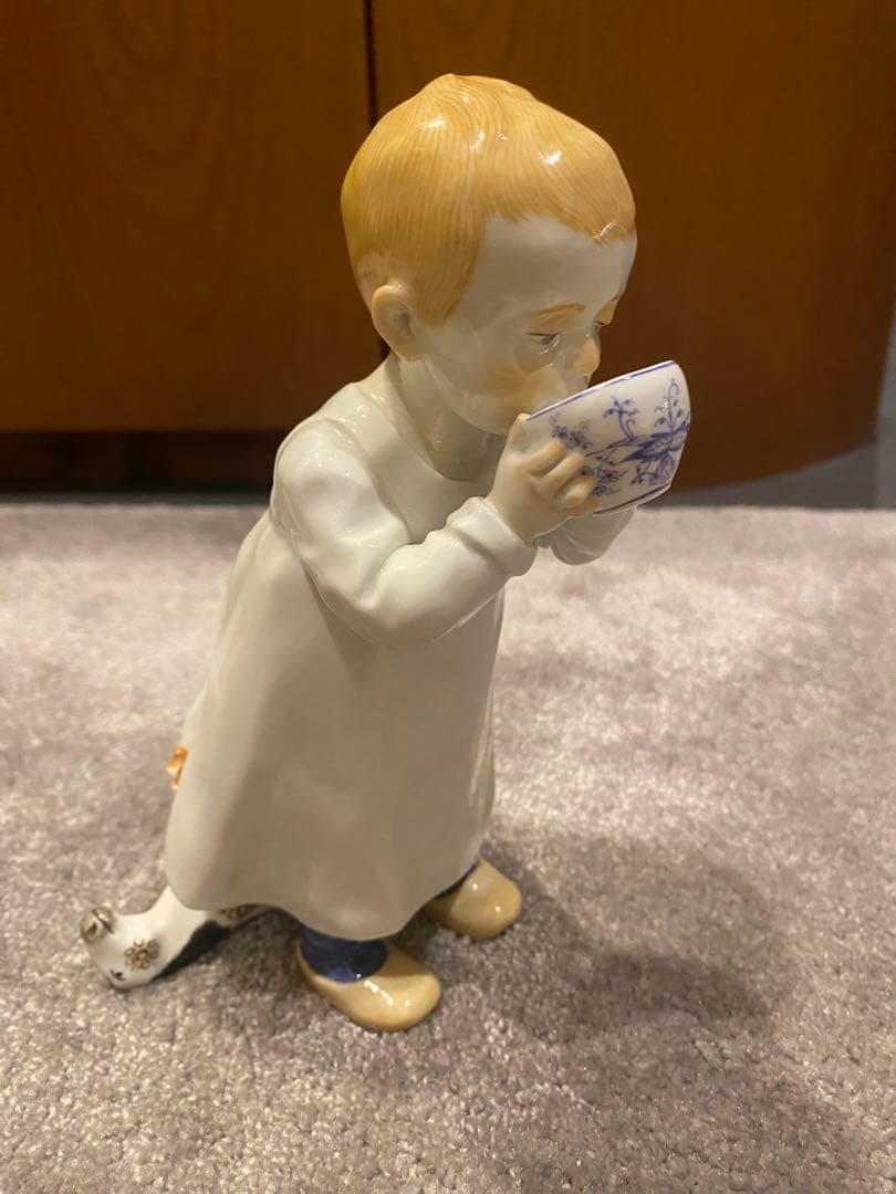 マイセン　ヘンチェル　子供　ミルクを飲む男の子　ブルーオニオン