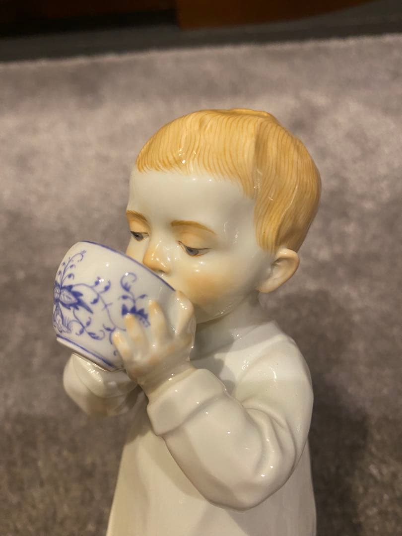 マイセン　ヘンチェル　子供　ミルクを飲む男の子　ブルーオニオン
