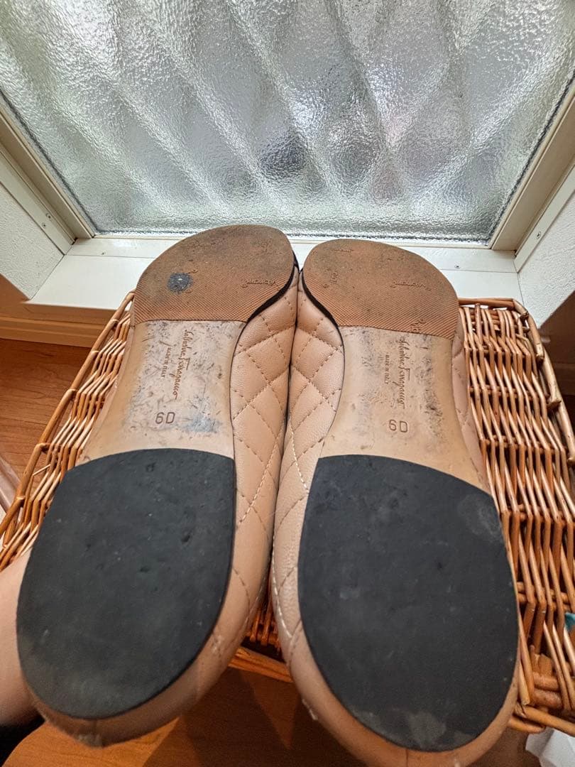 【美品】23.5フェラガモ　リボン　ローヒール　フラットピンク6D【専用袋付き】