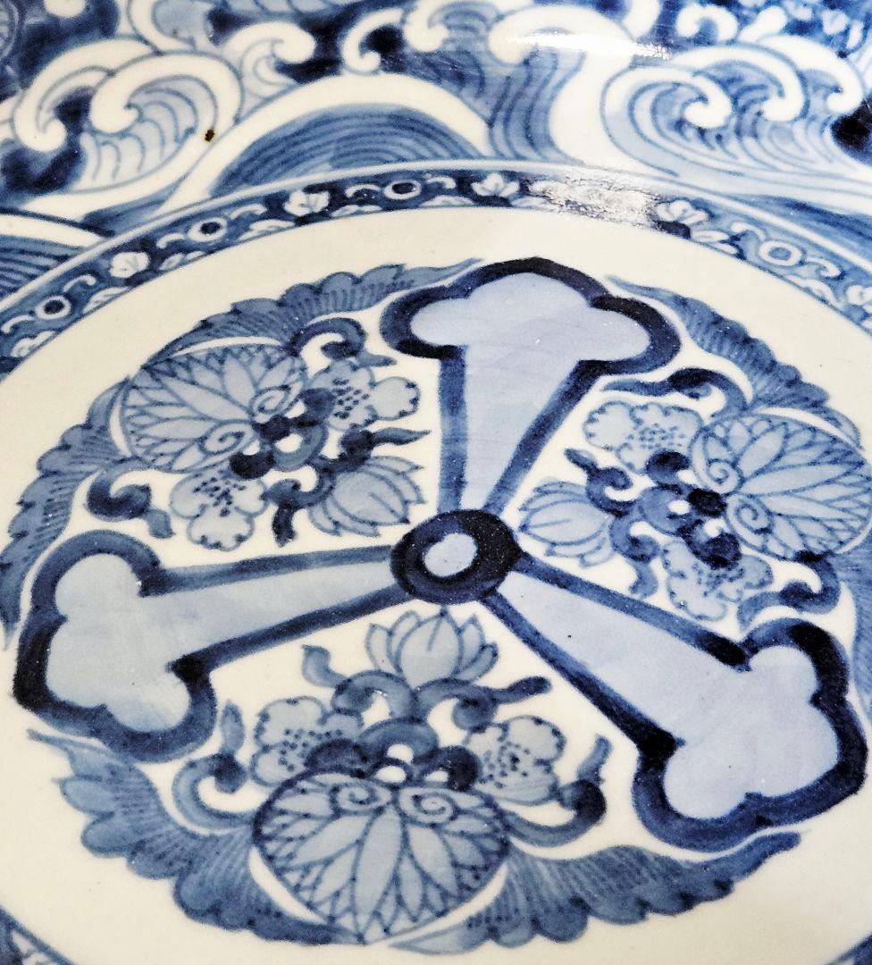 江戸時代中期頃　古伊万里　染付　見込みに三つ葉葵　双龍に波文様　径24.3cm鉢