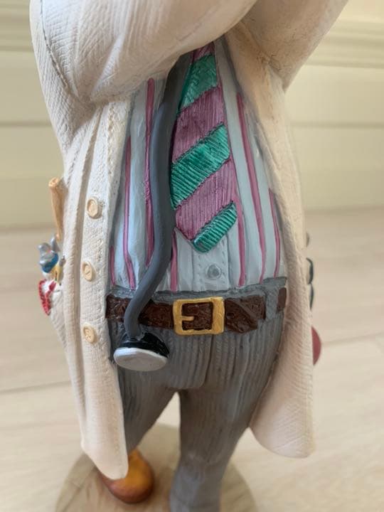 医者がレントゲンをにらむ・陶器製置物★ヨーロッパで購入！