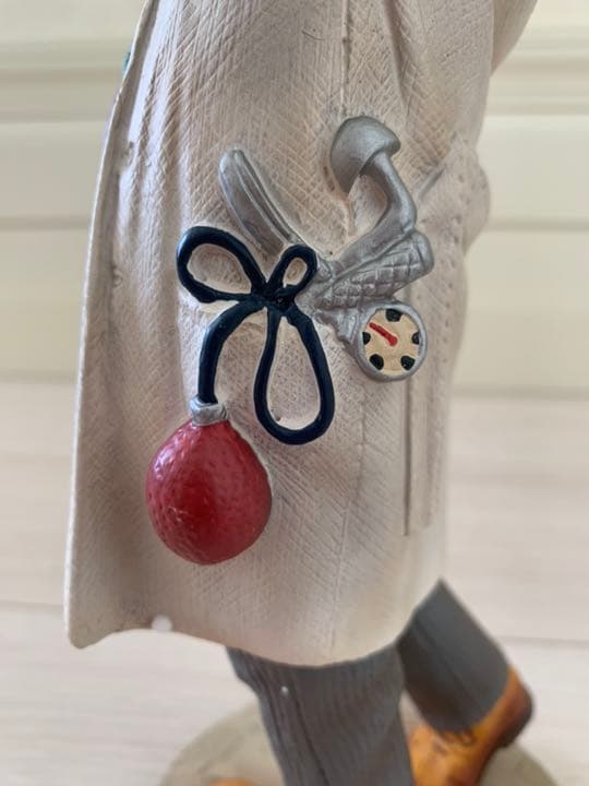 医者がレントゲンをにらむ・陶器製置物★ヨーロッパで購入！