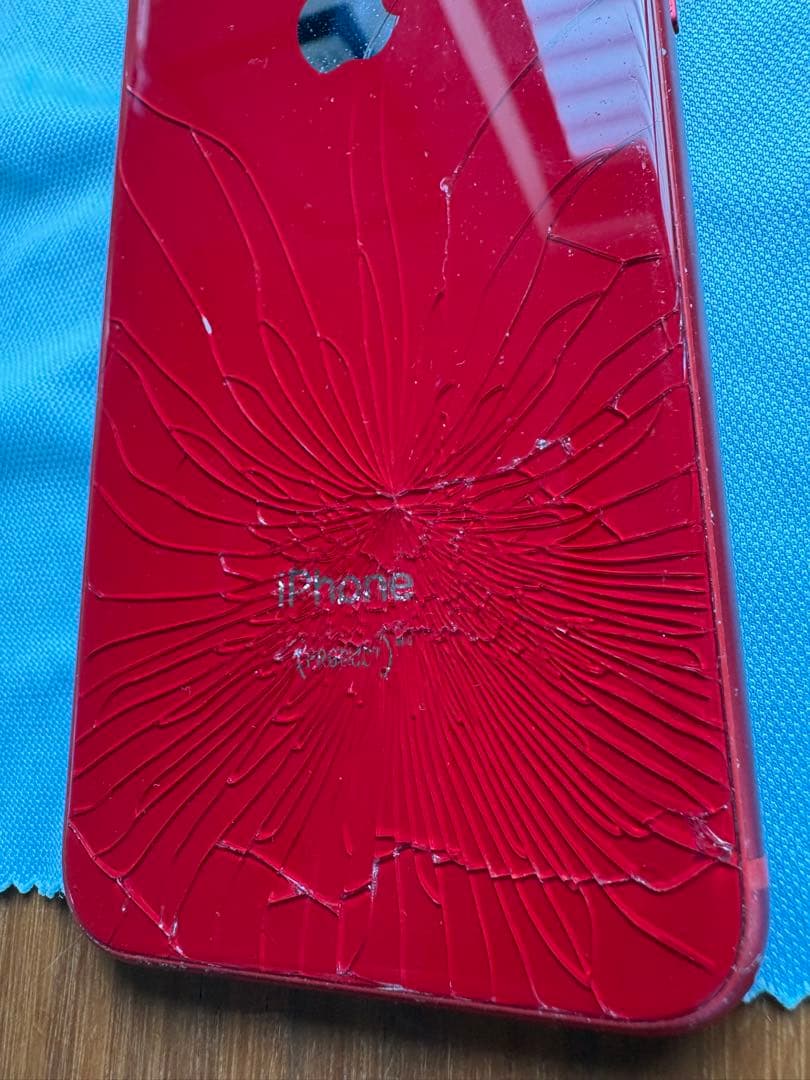 Apple iPhone 8 赤 (背面ひび割れ)