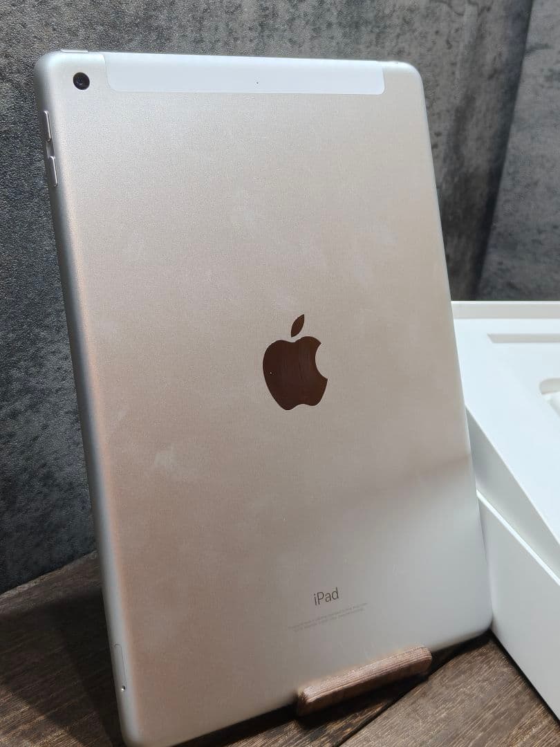 美品 Apple iPad 第6世代 9.7インチ セルラーモデル