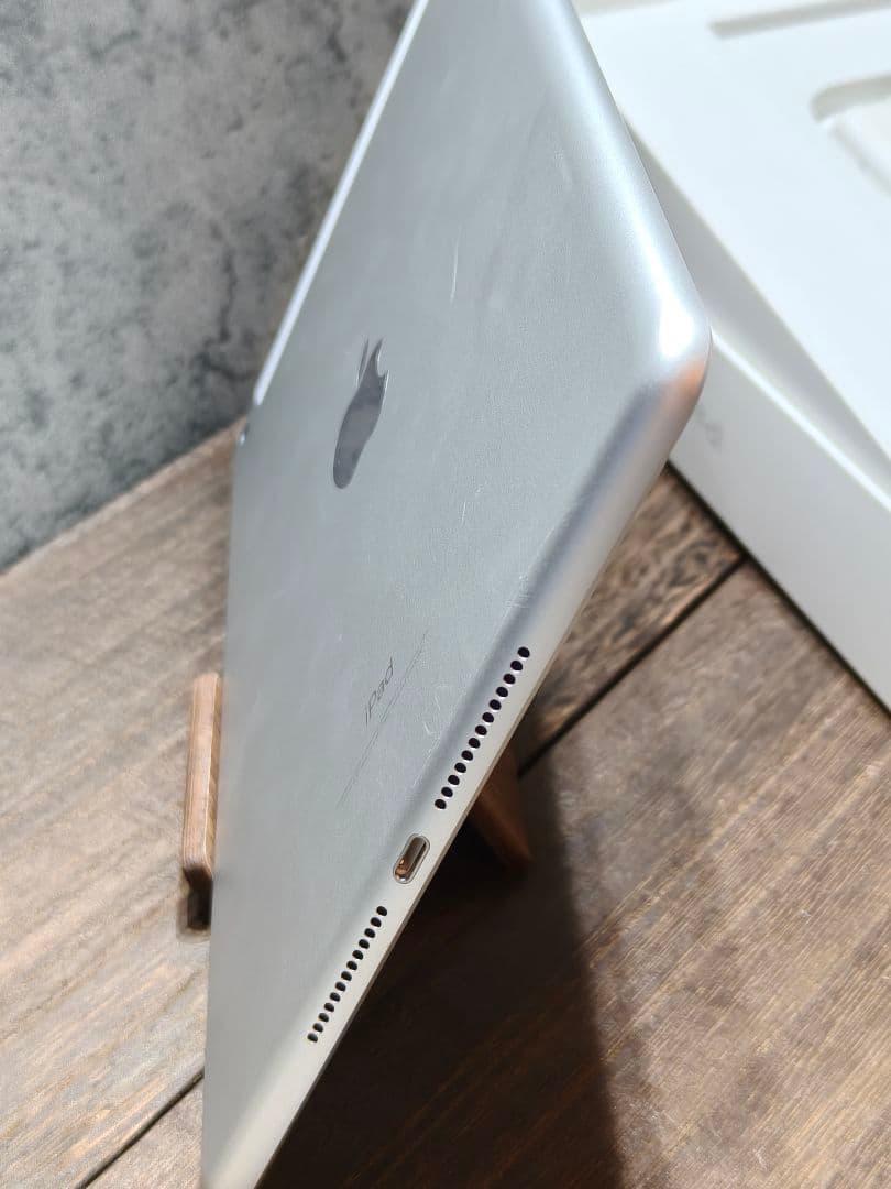 美品 Apple iPad 第6世代 9.7インチ セルラーモデル