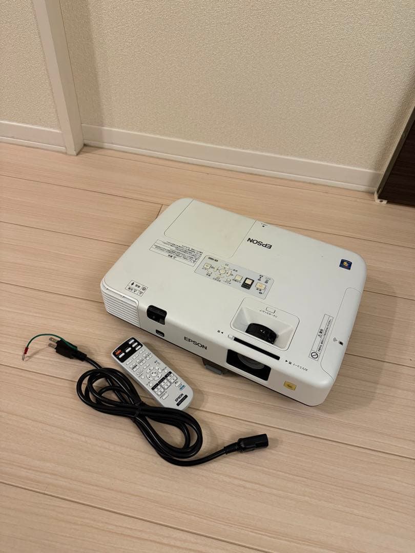 EPSON プロジェクター本体 リモコン付き　EB-1965
