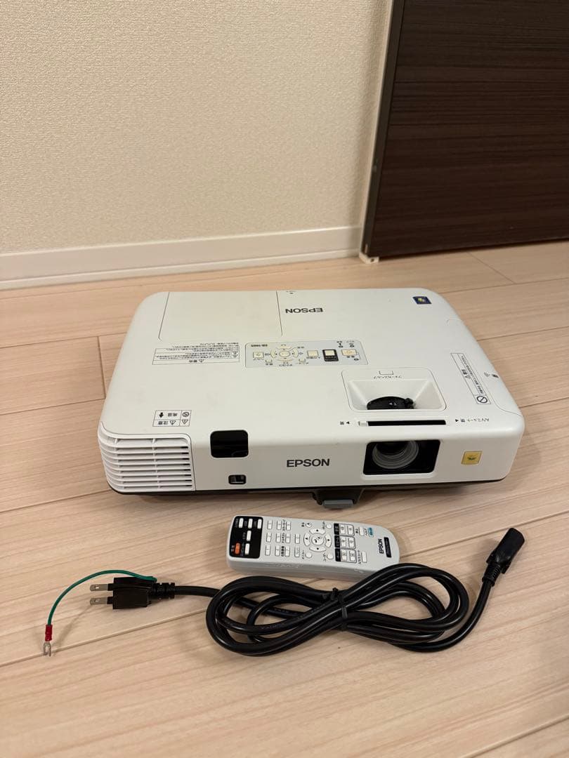 EPSON プロジェクター本体 リモコン付き　EB-1965