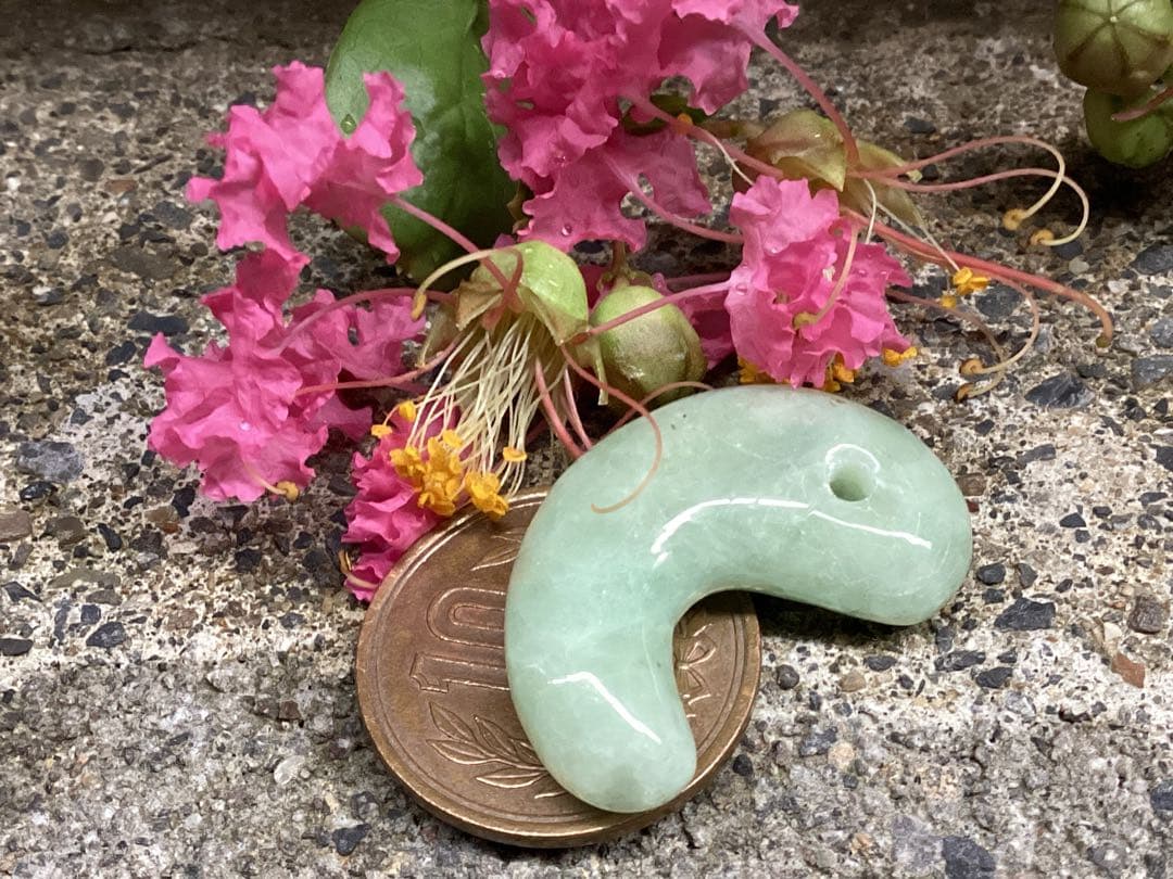 ✳摩訶不思議なパワー　糸魚川翡翠勾玉*本物硬玉　守護石をお身近に　鑑別書付本物を