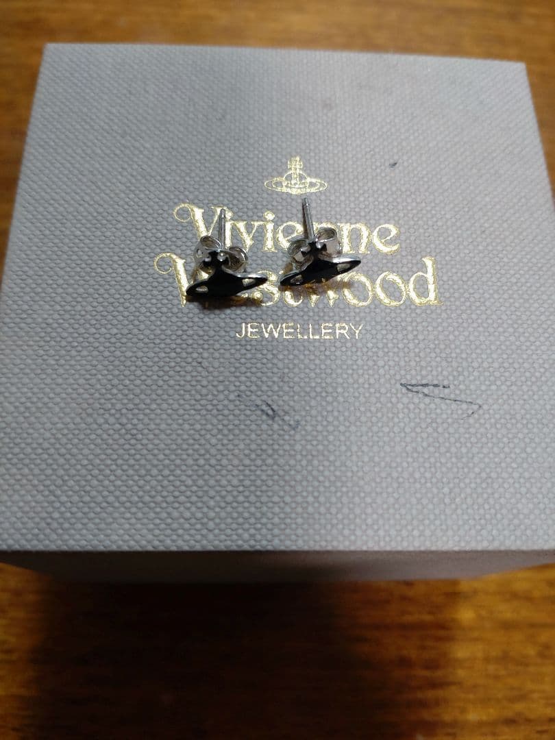 まる Vivienne Westwood ピアス 黒