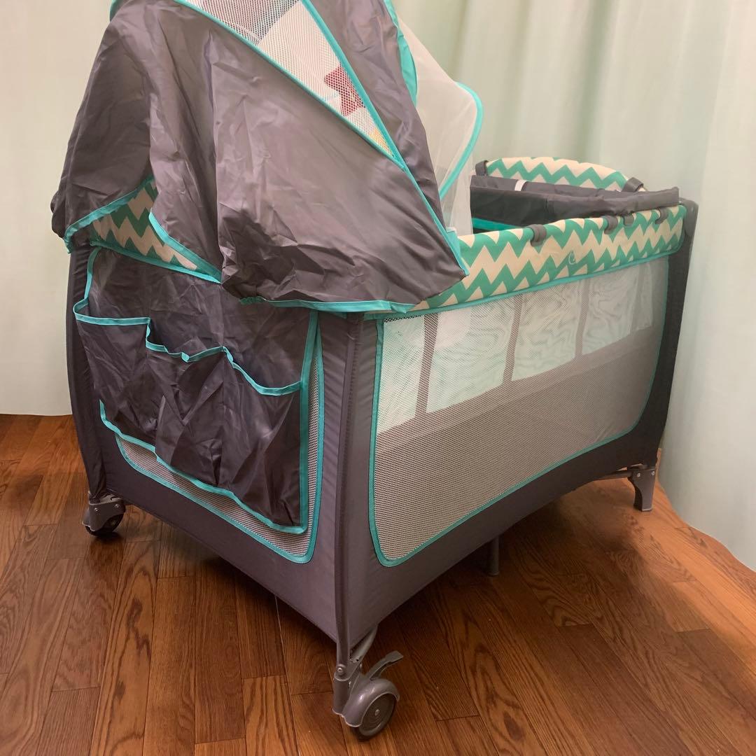 ベビーベッド プレイヤード おむつ替えテーブル付 おもちゃ 蚊帳付き