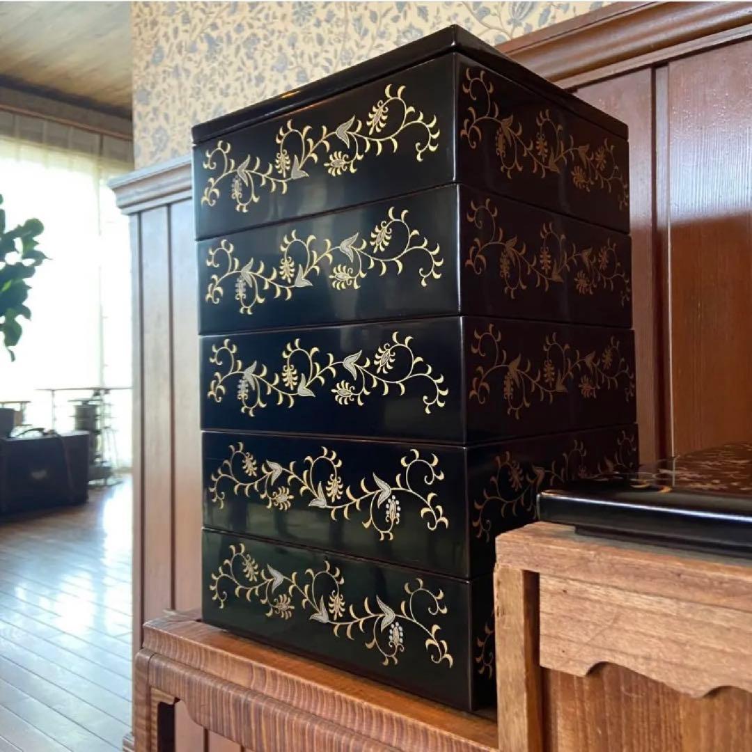 輪島塗　五段重箱　定紋重箱　蒔絵唐草　点彫り沈金　共箱付